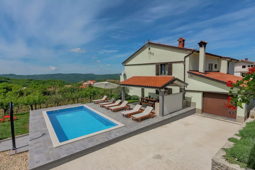 Spacious Apartment in Pazin with Pool - Image 1