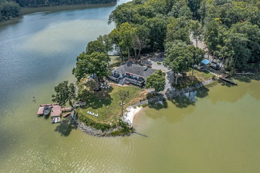 PVT PENINSULA! Hot tub, beach, spectacular views w/huge kitchen!Sleeps up to 21 - Image 1