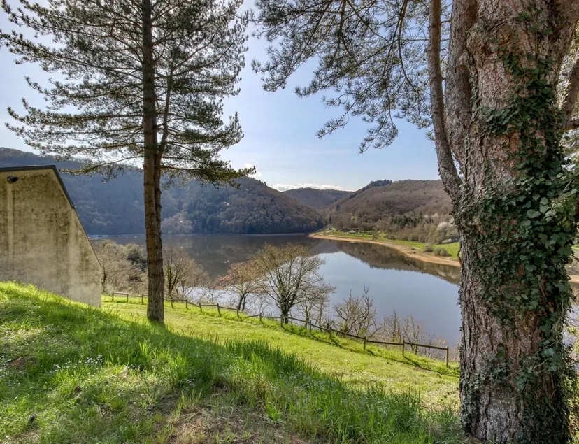 3-Person Lakefront Stay in Miremont - Image 1