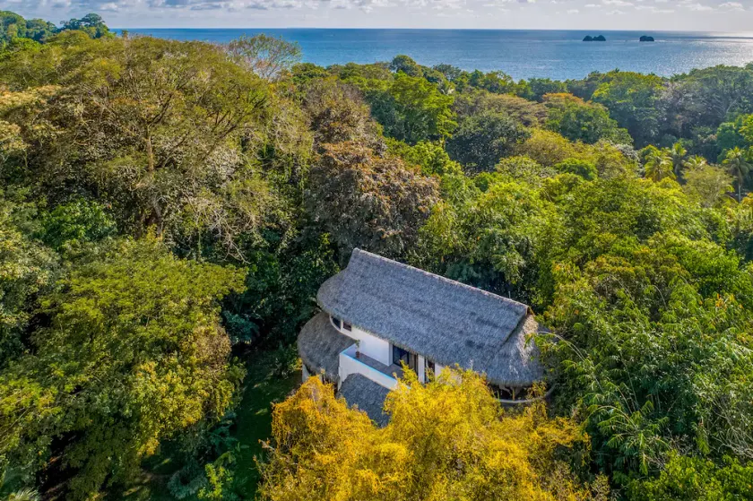Ground-floor resort condo with great location near beach & dining - Image 1