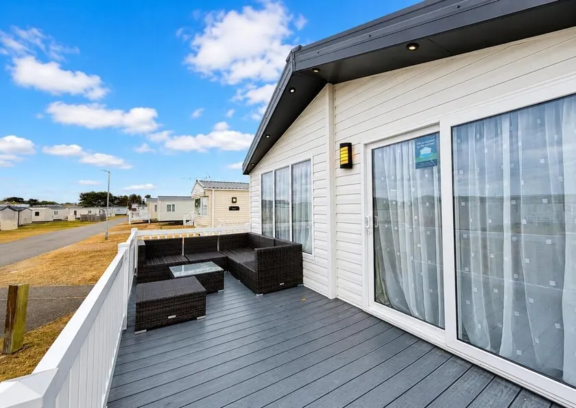 Beautiful 8 Berth Lodge For Hire At Kessingland Beach In Suffolk Ref 90012Td - Image 1