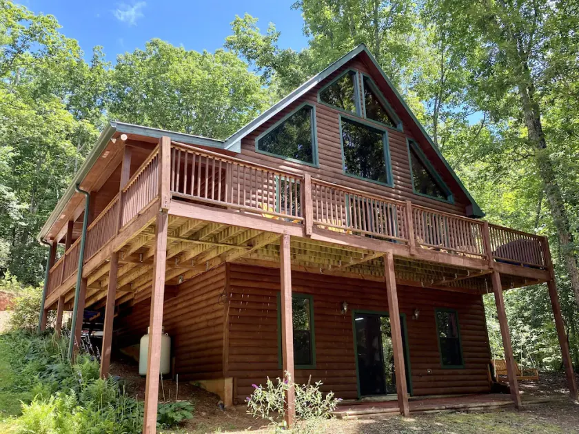 Mountainside cabin minutes from Helen, downtown Clarkesville and Yonah Mountain. - Image 1