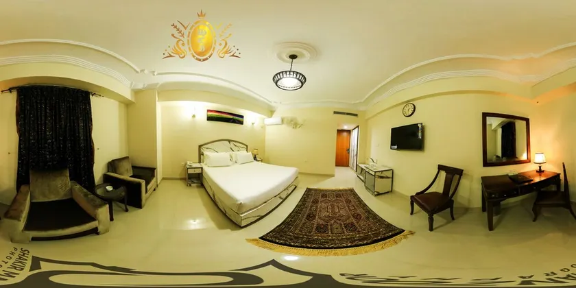 Hotel Crown Inn - Image 1