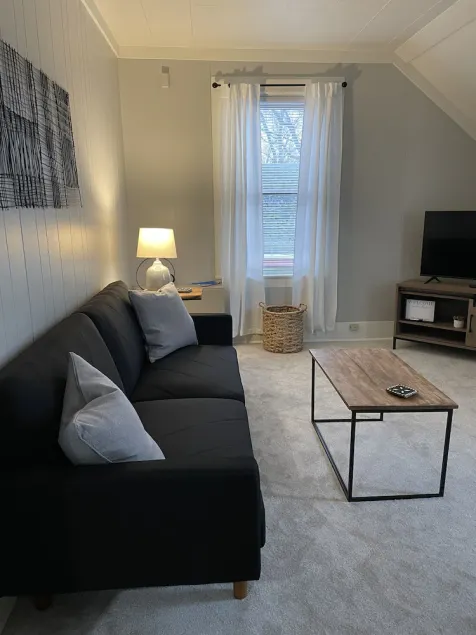 Charming Newly Renovated 1 Bedroom - Image 1