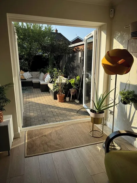 House - Sleeps 6 - Private Garden & Parking - Image 1