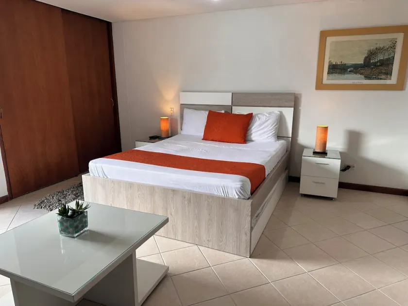 Comfortable Aparta Suite in Poblado - Image 1