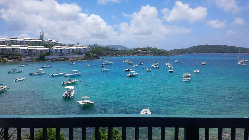 Sunkissed Serenity: una lujosa e impresionante casa frente al mar en Cowpet Bay - Image 1