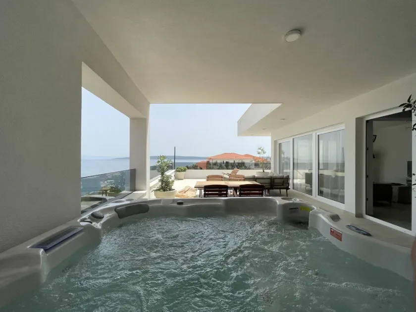 Secluded 2 Bedroom Seafront Suite with hot tub - Image 1