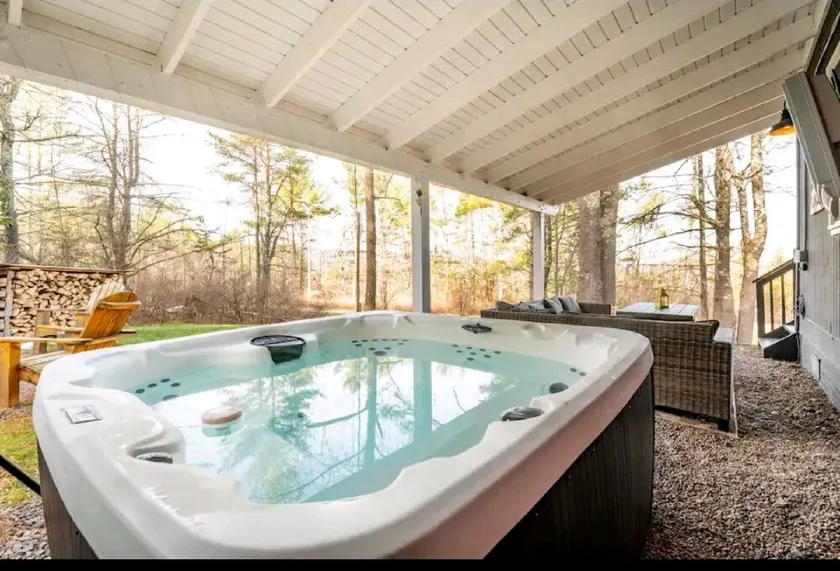 Chalet w/Cedar SAUNA, HOT TUB, Outdoor TV and POOL nearby!! - Image 1