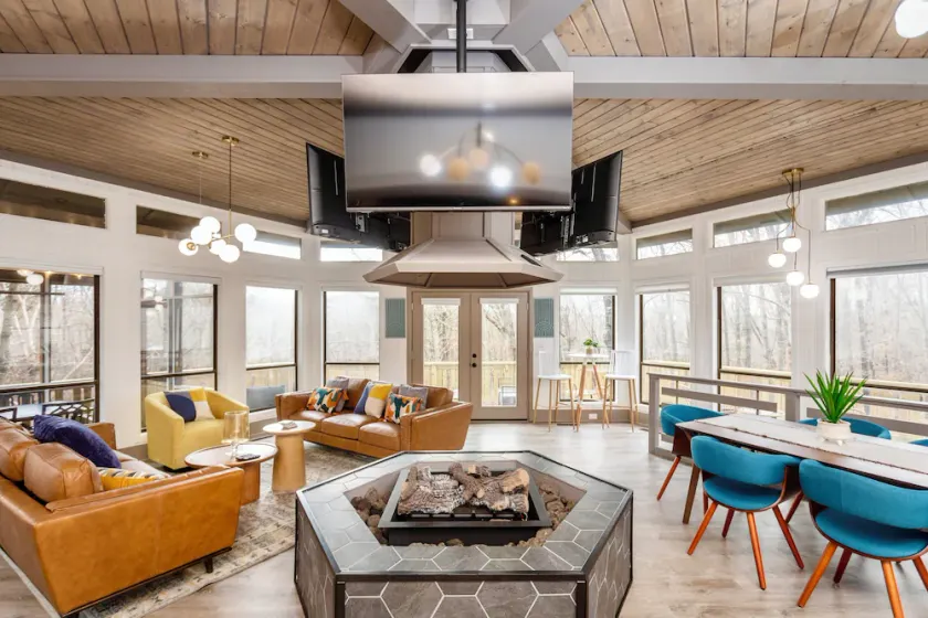 Campfire Lodge: Mid-Century Charm & Indoor Fire Pit - Image 1
