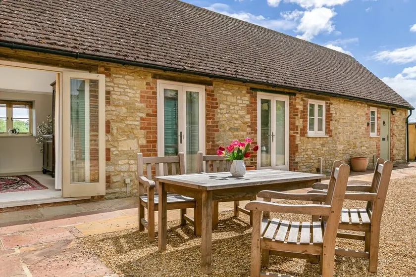 Priory Courtyard - 3 Bedroom Escape - Image 1