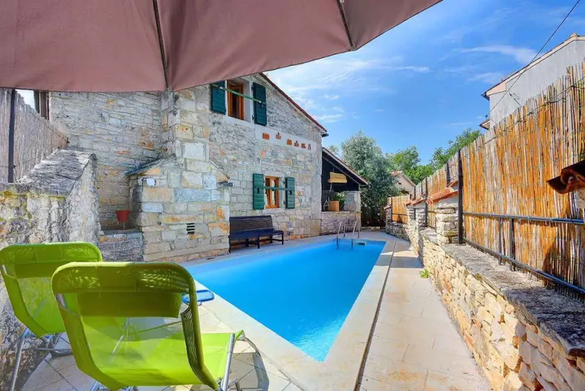 Villa with terrace and pool - Image 1