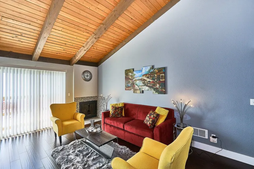 Southcenter Condo in Great Location! ~ Minutes Away From Seattle And SeaTac - Image 1