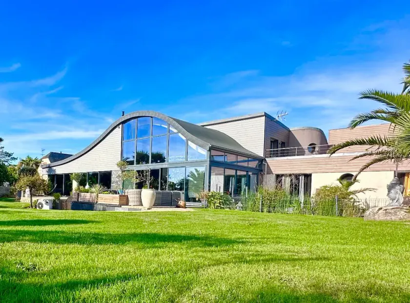 LUKSUS VILLA FOR STANDERING 14 P PISC INT 29 ° ROSCOFF 100M HAV OG BEACH Surf View - Image 1