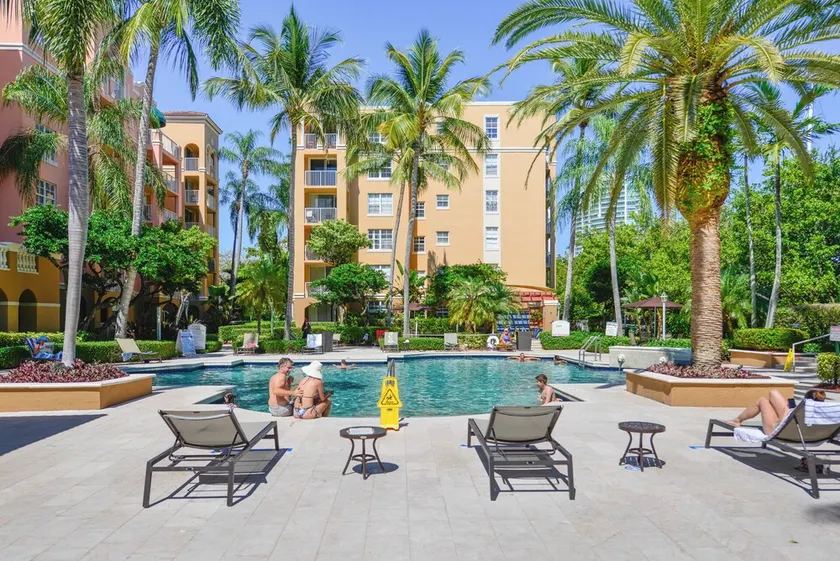 Deluxe Yacht Club Condo Near the Beach - Image 1
