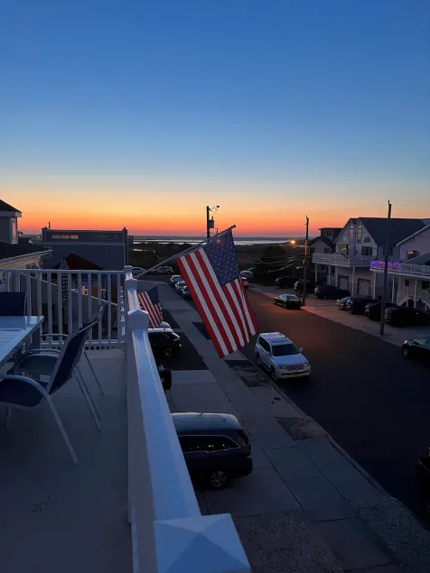 Nautical SIC haven: 4BR + Bonus Room in the Heart of SIC - Image 1
