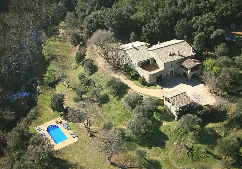 Magnifique manoir en pierre de 1100m2, immense piscine clôturée, salle de jeux, bbq, WiFi, extras! - Image 1