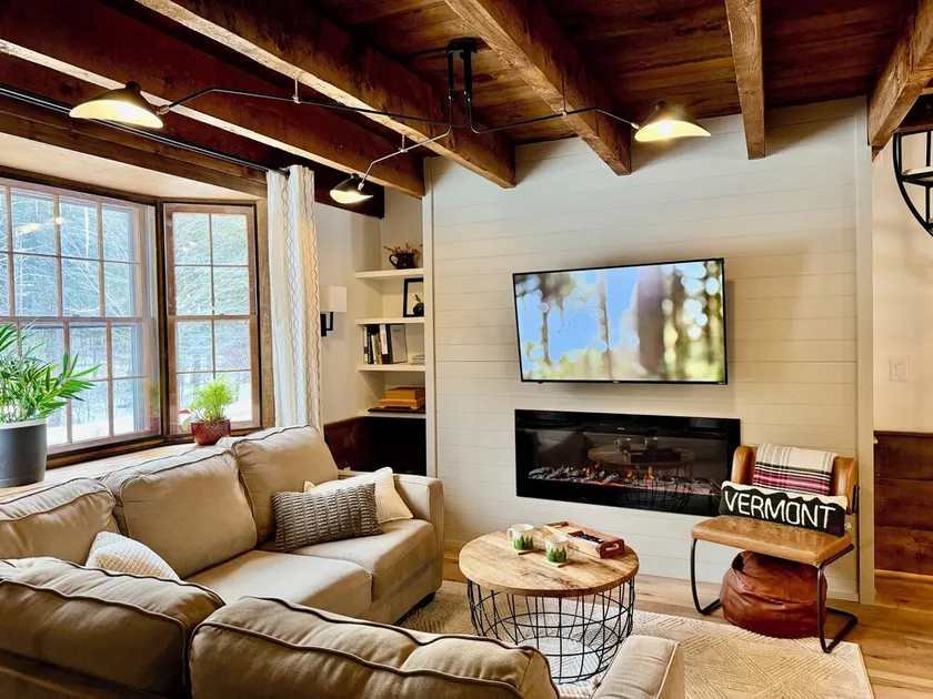 Cozy VT Retreat  • Coffee Bar •Fireplace • Near Quechee Gorge • Min to Woodstock - Image 1