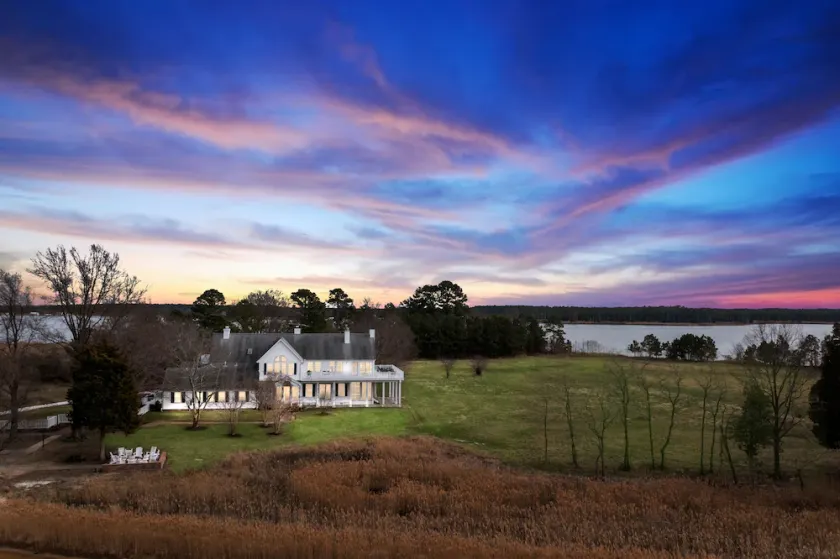 Remarkable waterfront property on 270 acres - Image 1