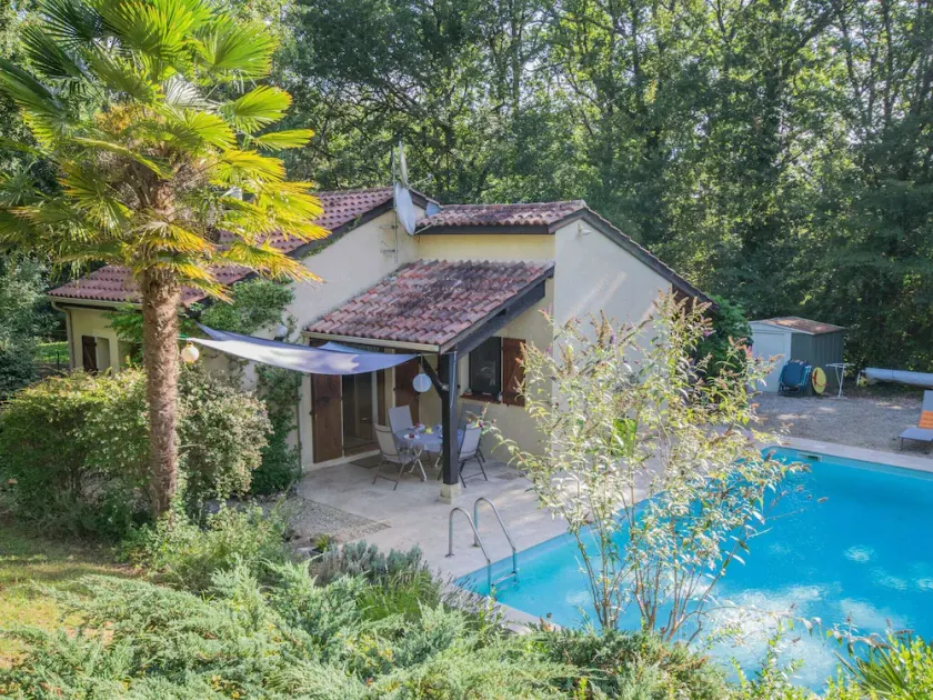 Quiet Holiday Home with Large Pool - Image 1