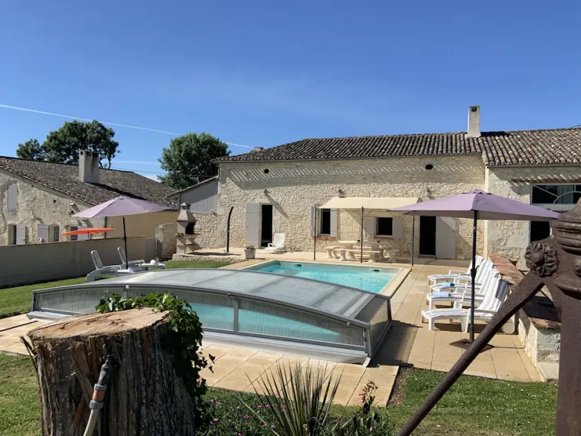 Character house in the quiet countryside in the Bordeaux vineyards - Image 1