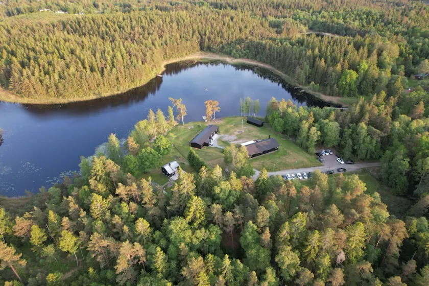 Privat gård med 42 bäddplatser vid badsjö mitt i naturen utanför Göteborg - Image 1