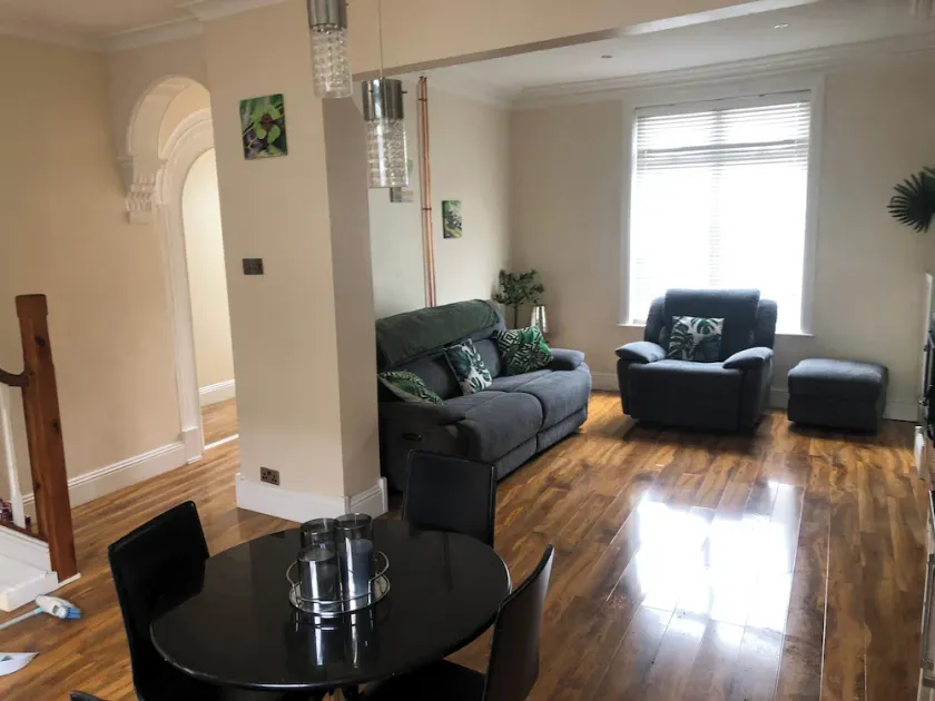 Darlington Delight - Spacious 3 Bedroom House - Image 1