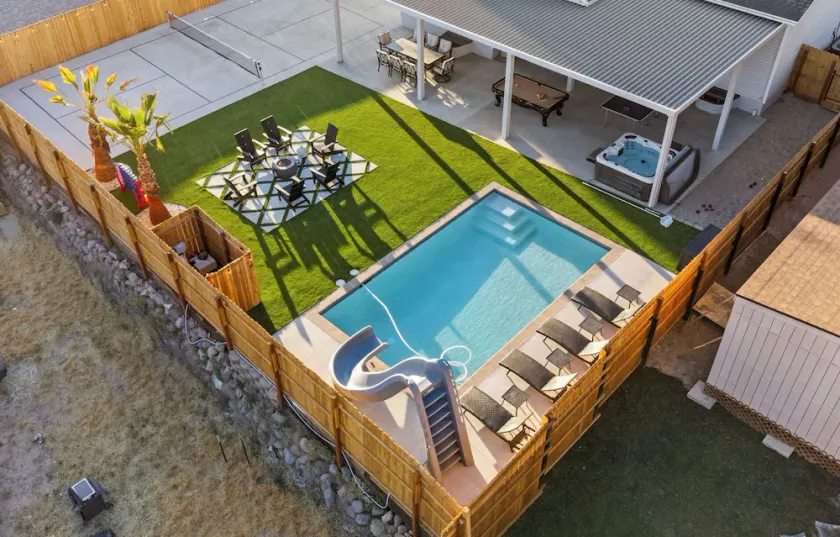 Private heated pool/hot tub, pickleball mini golf. 9 Bdrms. 4 bath. EV charger. - Image 1