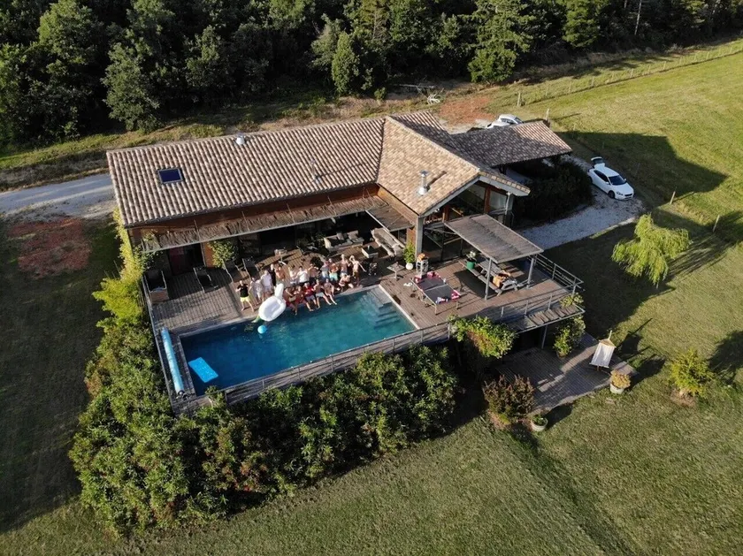 Contemporary villa in the countryside - Image 1