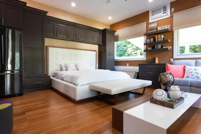 SECRET HIDEAWAY: LUXURY L.I. STUDIO W/PRIV. ENTRN - Image 1