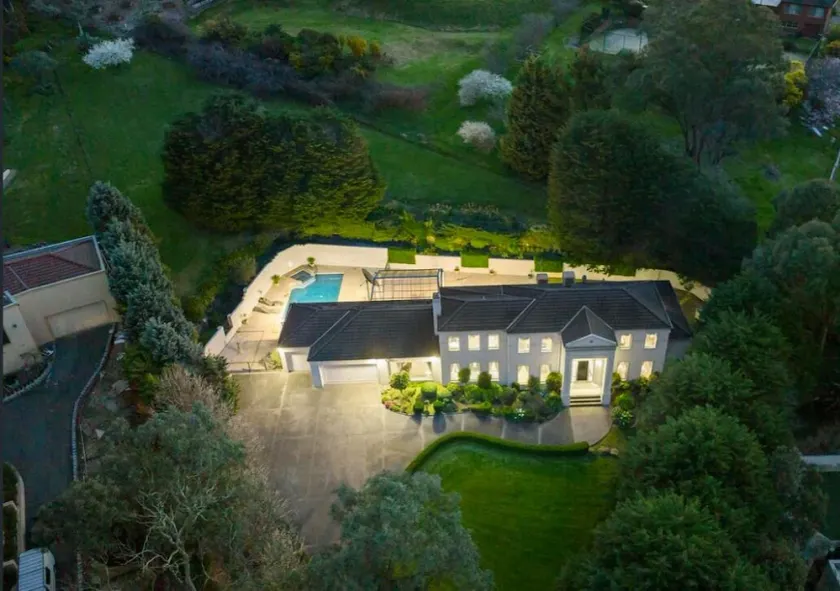 StayAU Expansive 6BR Villa Scenic Warrandyte - Image 1