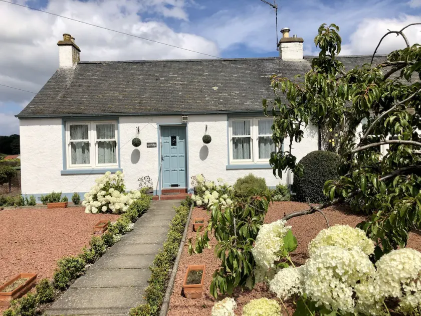 Cosy cottage with stunning farmland views in picturesque village of East Linton - Image 1