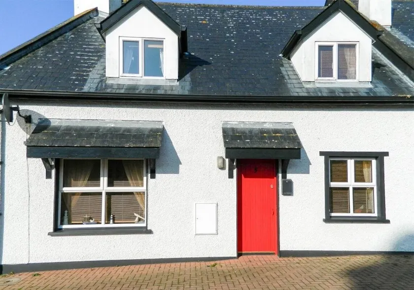 Charming cottage in a traditional Irish fishing village. - Image 1