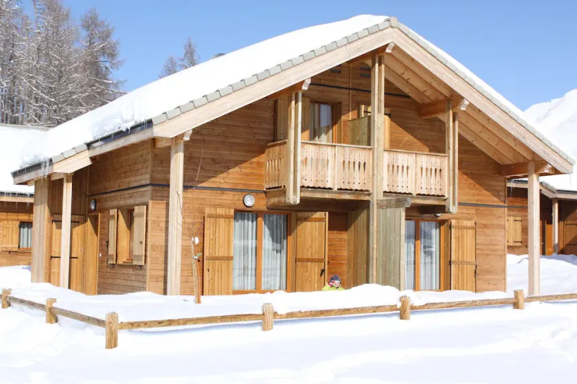 SEMI-INDIVIDUELL CHALET 5/7 SOVNING MED POOL OCH BASTUN - Image 1
