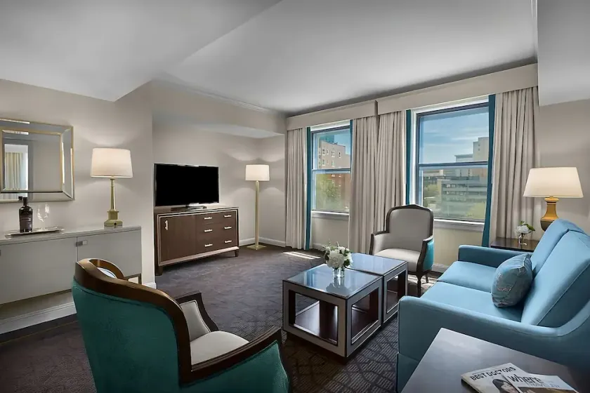 Contemporary Hotel in Central West End district! Parking, Pool & Cinema Onsite! - Image 1