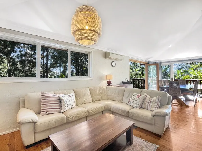 Riverside 3-Bed Townhouse with Spacious Deck & BBQ - Image 1