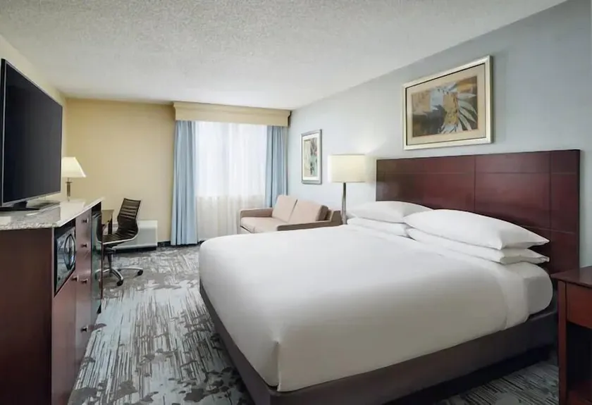 Chic Urban Getaway: Close to Battle Park! FREE Parking Onsite, Pool! - Image 1