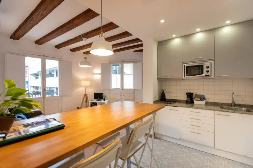 Fantastic and Bright Apartment in the Heart of Gothic area 10 min from the beach - Image 1