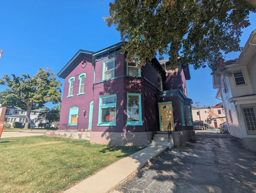 Historic 2-Bedroom Apartment with Modern Comforts and Artistic Charm - Image 1