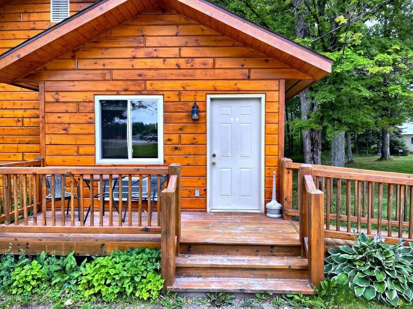 2 bedroom cottage 2.5 miles from Munising, MI and the Pictured Rocks Cruises. - Image 1