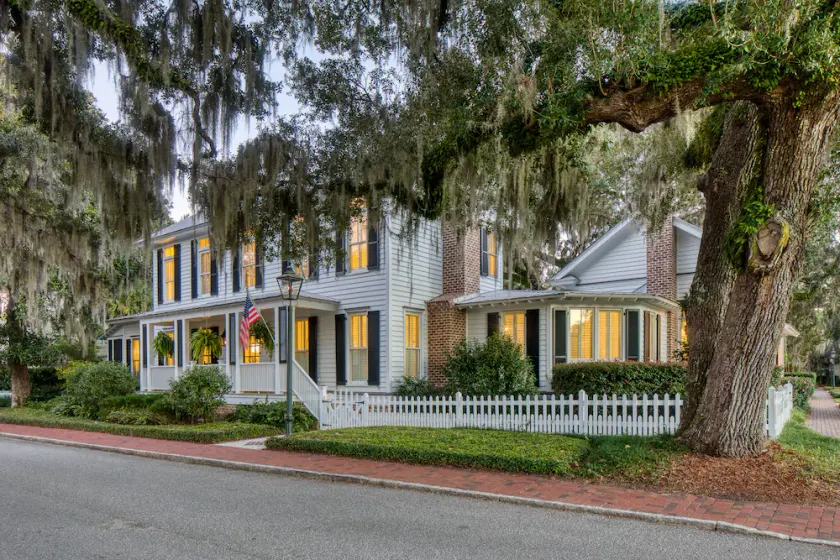 Spacious interiors, iconic Wilson Village location, Dual Living & Dining Rooms - Image 1