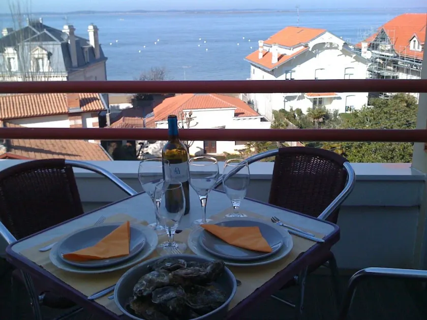 A BALCONY ON THE BASIN AND DIRECT ACCESS TO THE BEACH - Image 1