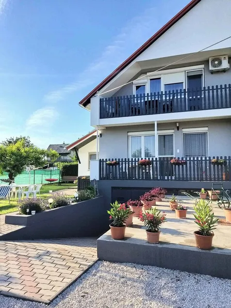 Holiday apartment with large garden - Image 1