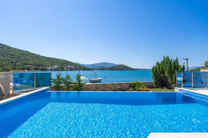 Beachfront Apartment house Hon with pool - Image 1