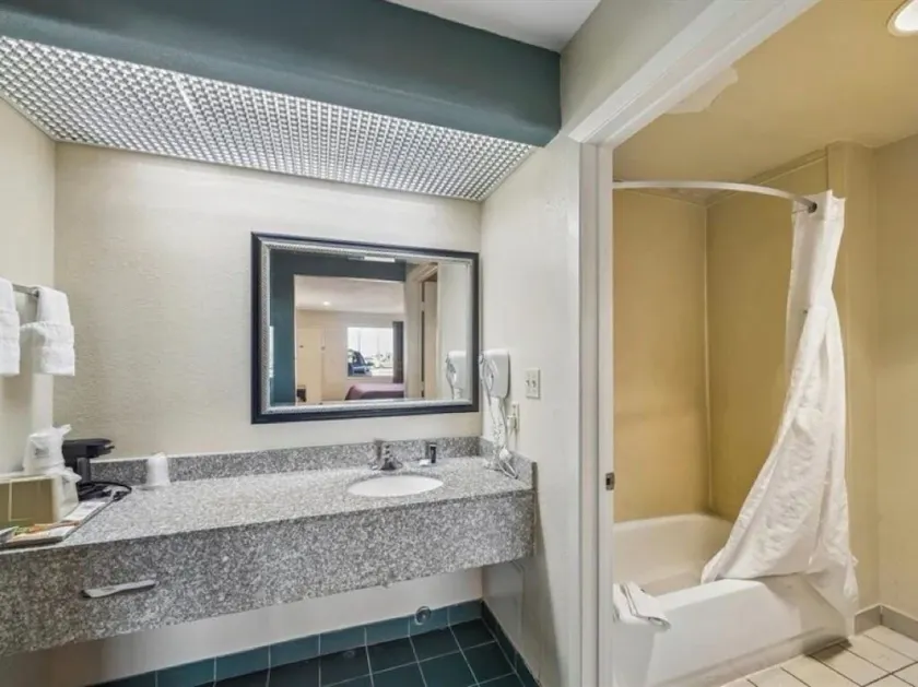 Hotel Blue Baytown, Texas - Image 1
