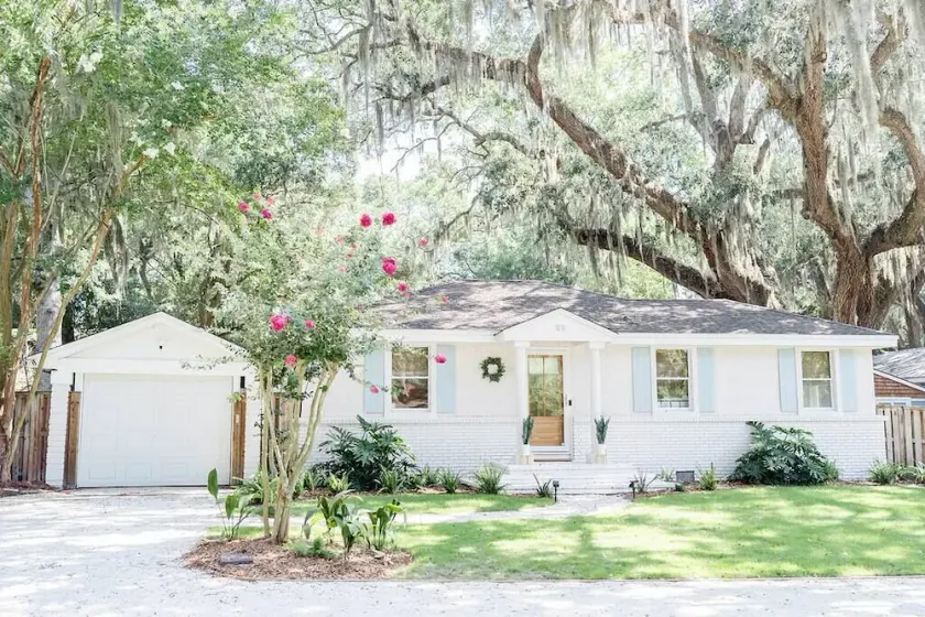The Davis: Restored 1942 Coastal Retreat in Historic Oglethorpe Park, Sleeps 14 - Image 1