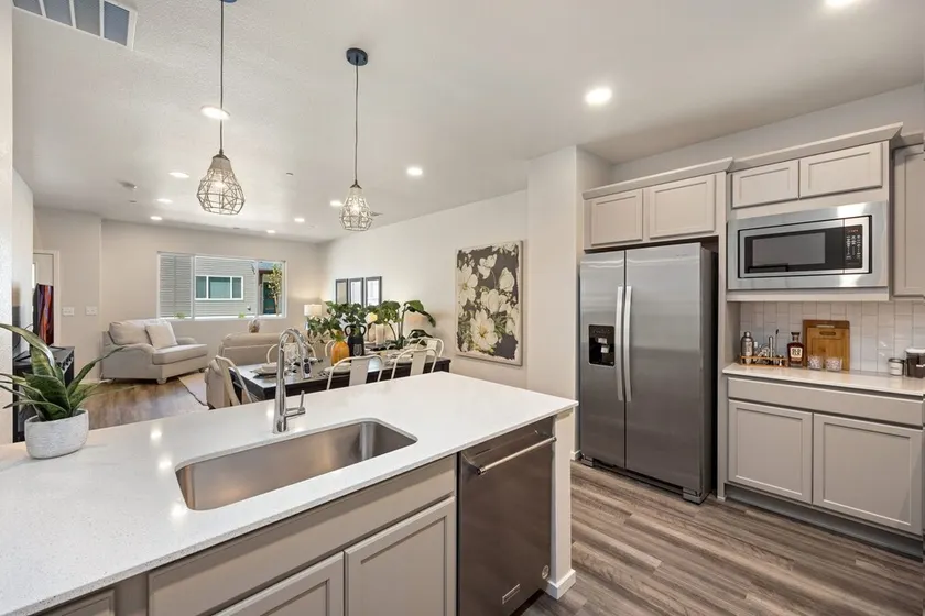 Modern Farmhouse Townhome - Great Central Location - Image 1