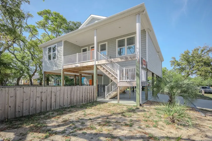 Pawsitively Paradise by Oak Island Accommodations - Image 1