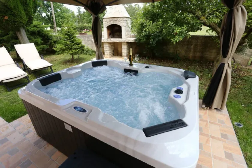 Air-conditioned flat with jacuzzi, sun loungers, Wi-Fi - Image 1