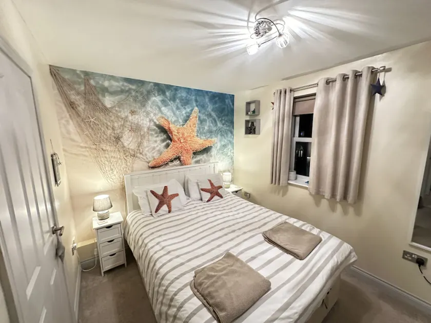 Stunning First Floor Coastal Apartment - Sleeping 4 in 1 Bedroom - Pool and Beach Access Included. - Image 1